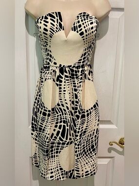 Ali Ro Black and Cream Strapless V-Notch Printed Dress